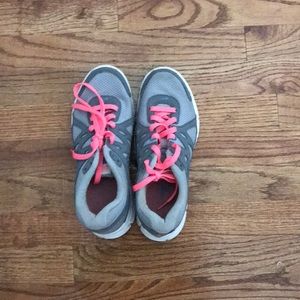 Nike Tennis Shoes in Gray Neon Pink 7.5